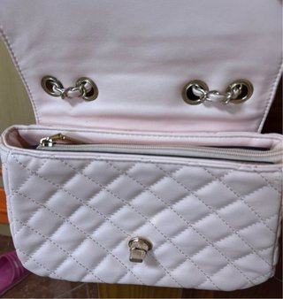 Bolso rosa acolchado con cadena