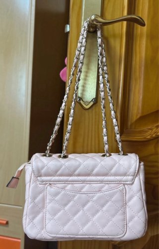Bolso rosa acolchado con cadena