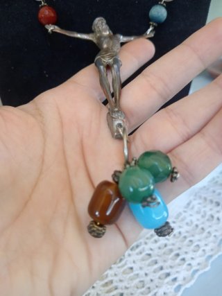 Collana con Cristo e perle colorate