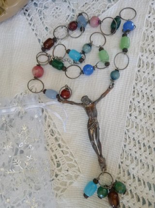 Collana con Cristo e perle colorate