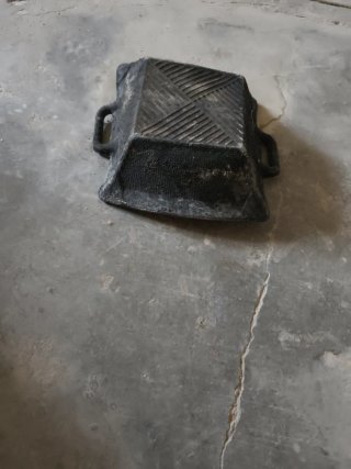 Espuerta pequeña de goma negra