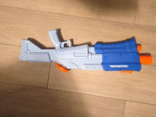 Pistola de agua gigante azul 60 cm. Nueva.