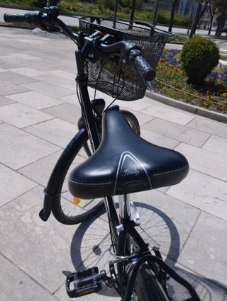 Bicicleta urbana negra con cesta
