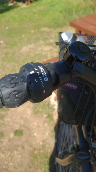 Bicicleta urbana negra con cesta