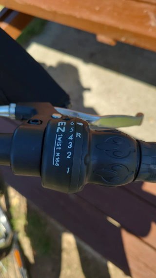 Bicicleta urbana negra con cesta