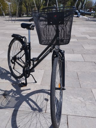 Bicicleta urbana negra con cesta