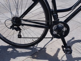 Bicicleta urbana negra con cesta