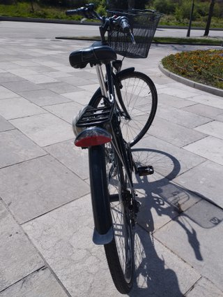 Bicicleta urbana negra con cesta