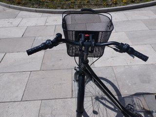 Bicicleta urbana negra con cesta
