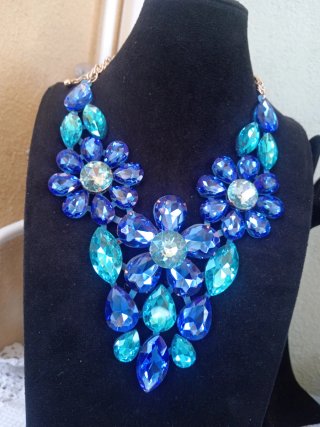 Collana con strass blu e turchese