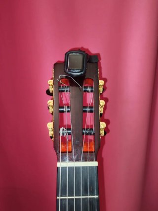 Guitarra flamenca amplificada nueva