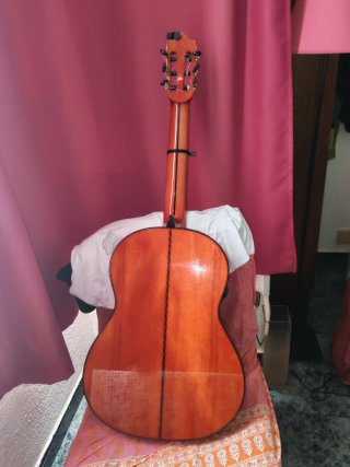 Guitarra flamenca amplificada nueva