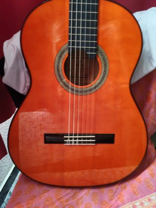 Guitarra flamenca amplificada nueva