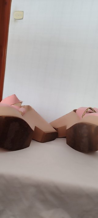 Tacones rosas y beige