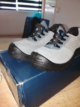 Botas de seguridad grises talla 40 nuevas