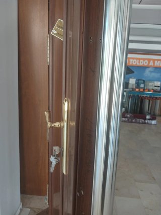Puerta de calle de aluminio colonial