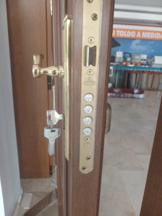 Puerta de calle de aluminio colonial