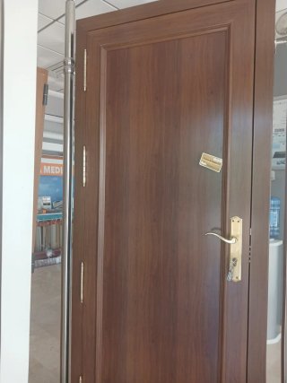 Puerta de calle de aluminio colonial