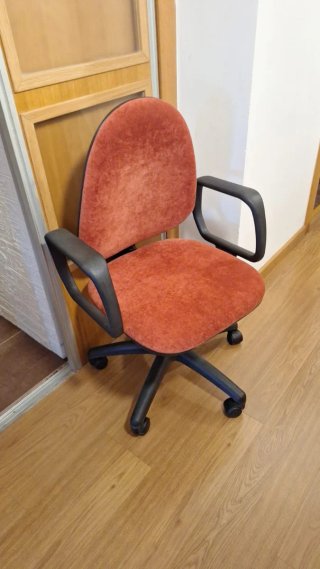 Silla de oficina con ruedas y respaldo
