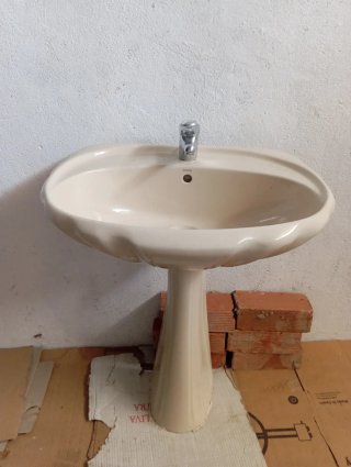 Lavabo con pie beige