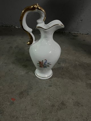 Jarrón de porcelana blanco y dorado