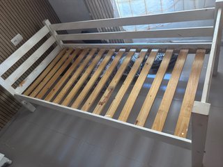 Cama infantil de madera blanca