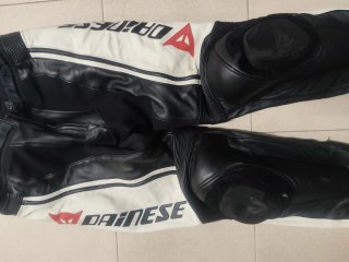 Mono Dainese Cuero Negro y Blanco