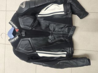 Mono Dainese Cuero Negro y Blanco