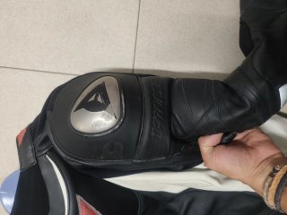 Mono Dainese Cuero Negro y Blanco