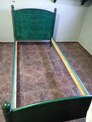 Cama de madera verde