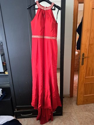 Vestido de fiesta rojo con pedrería