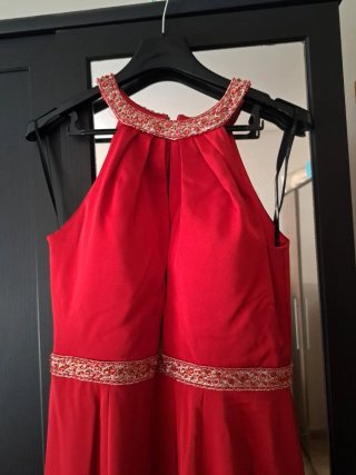 Vestido de fiesta rojo con pedrería