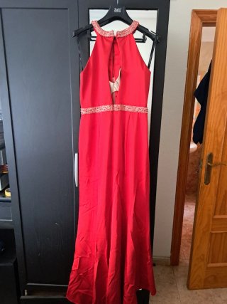 Vestido de fiesta rojo con pedrería