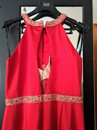 Vestido de fiesta rojo con pedrería