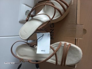 Sandalias de plataforma beige y marrón