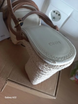 Sandalias de plataforma beige y marrón