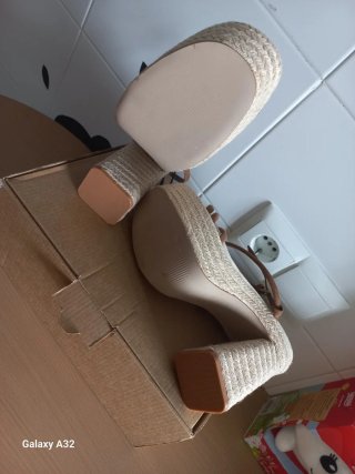 Sandalias de plataforma beige y marrón
