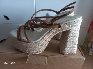 Sandalias de plataforma beige y marrón