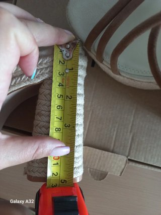 Sandalias de plataforma beige y marrón
