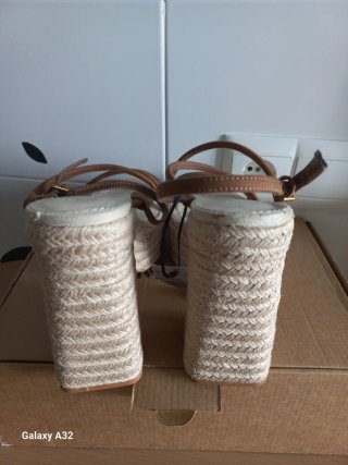 Sandalias de plataforma beige y marrón