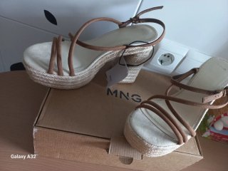Sandalias de plataforma beige y marrón