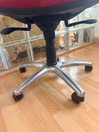 Silla de escritorio roja y negra