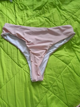 Costume due pezzi rosa più copricostume.