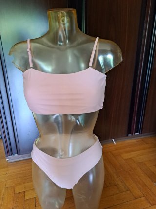 Costume due pezzi rosa più copricostume.