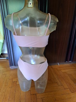 Costume due pezzi rosa più copricostume.