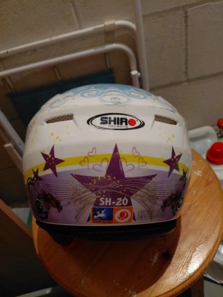 Casco infantil con diseño de personaje