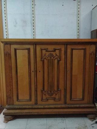 Mueble de madera maciza