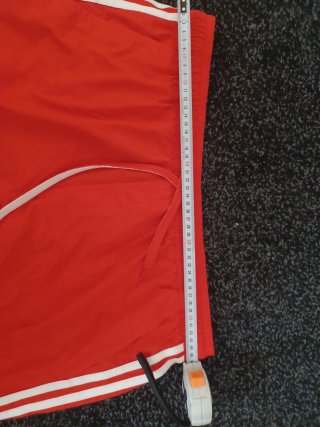 Bañador rojo con rayas blancas laterales