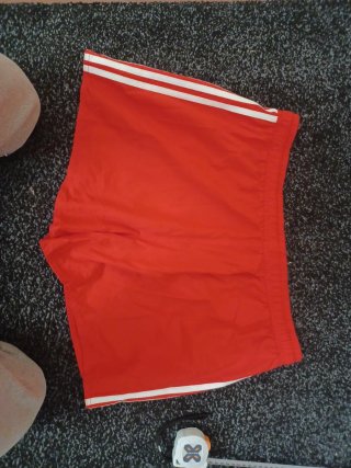 Bañador rojo con rayas blancas laterales