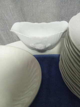 Pezzi di stoviglie in porcellana bianca